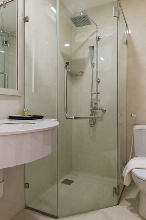 Deluxe Triple Room | Bathroom | Shower, free toiletries, hair dryer, slippers - Pergola Hotel Design (Da Nang)
