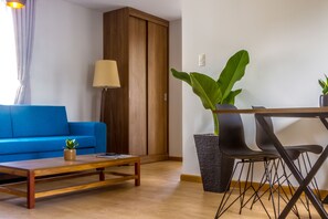 Apartment, 1 Schlafzimmer, Balkon | Wohnzimmer | Flachbildfernseher