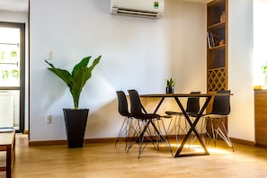 Appartement, 1 chambre, balcon | Salle de séjour | Télévision à écran plat