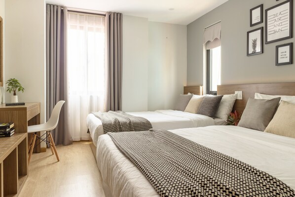 Deluxe-Vierbettzimmer | Minibar, Schreibtisch, Verdunkelungsvorhänge, schallisolierte Zimmer