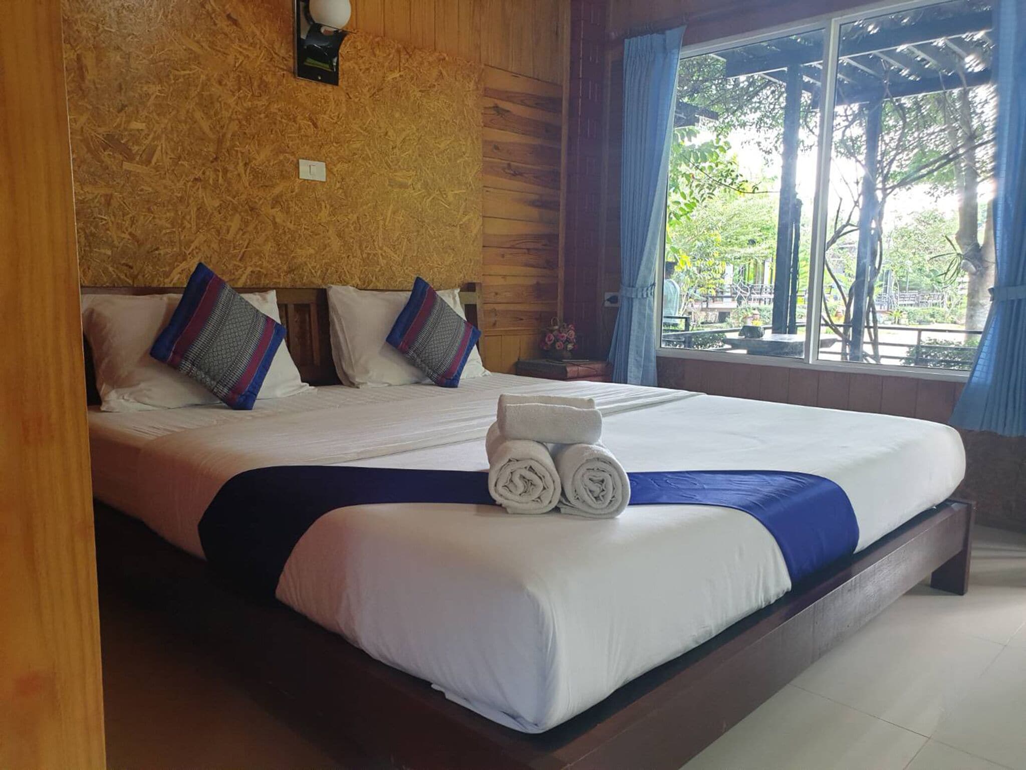 family room with mountain view | 1 bedroom, in-room safe, free wifi