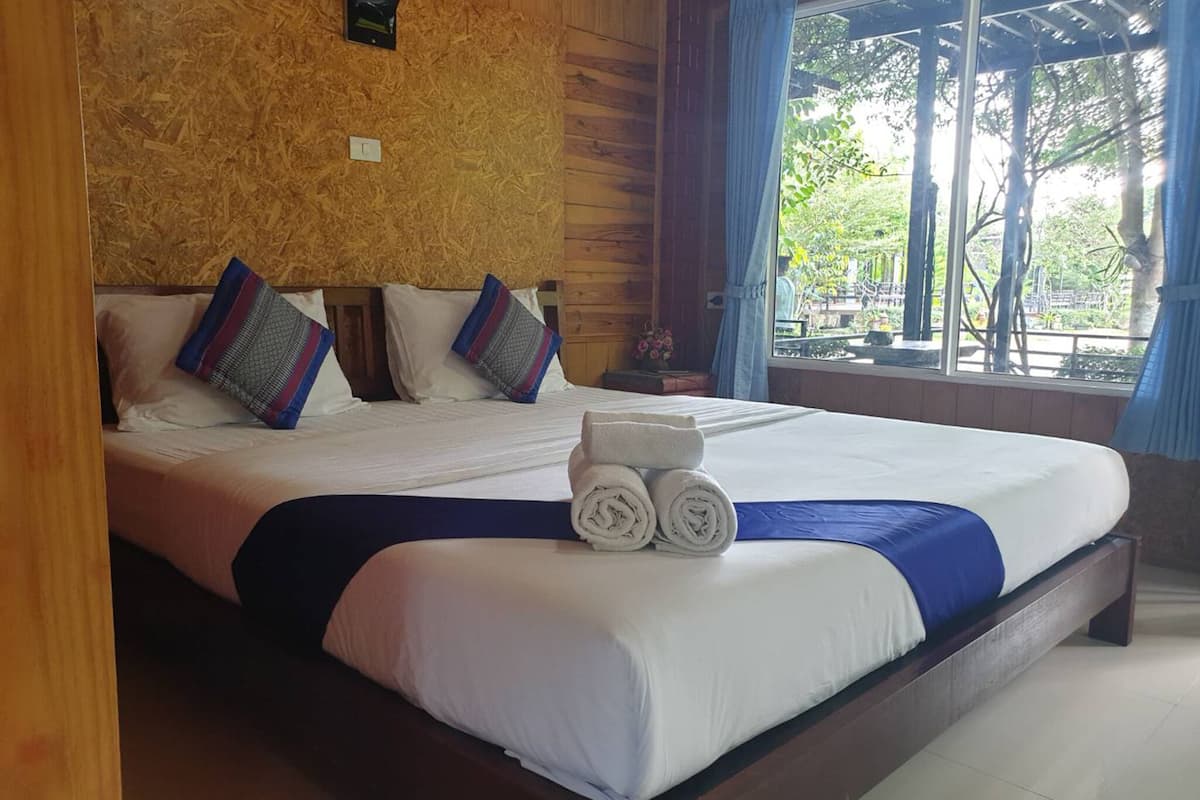 family room with mountain view | 1 bedroom, in-room safe, free wifi