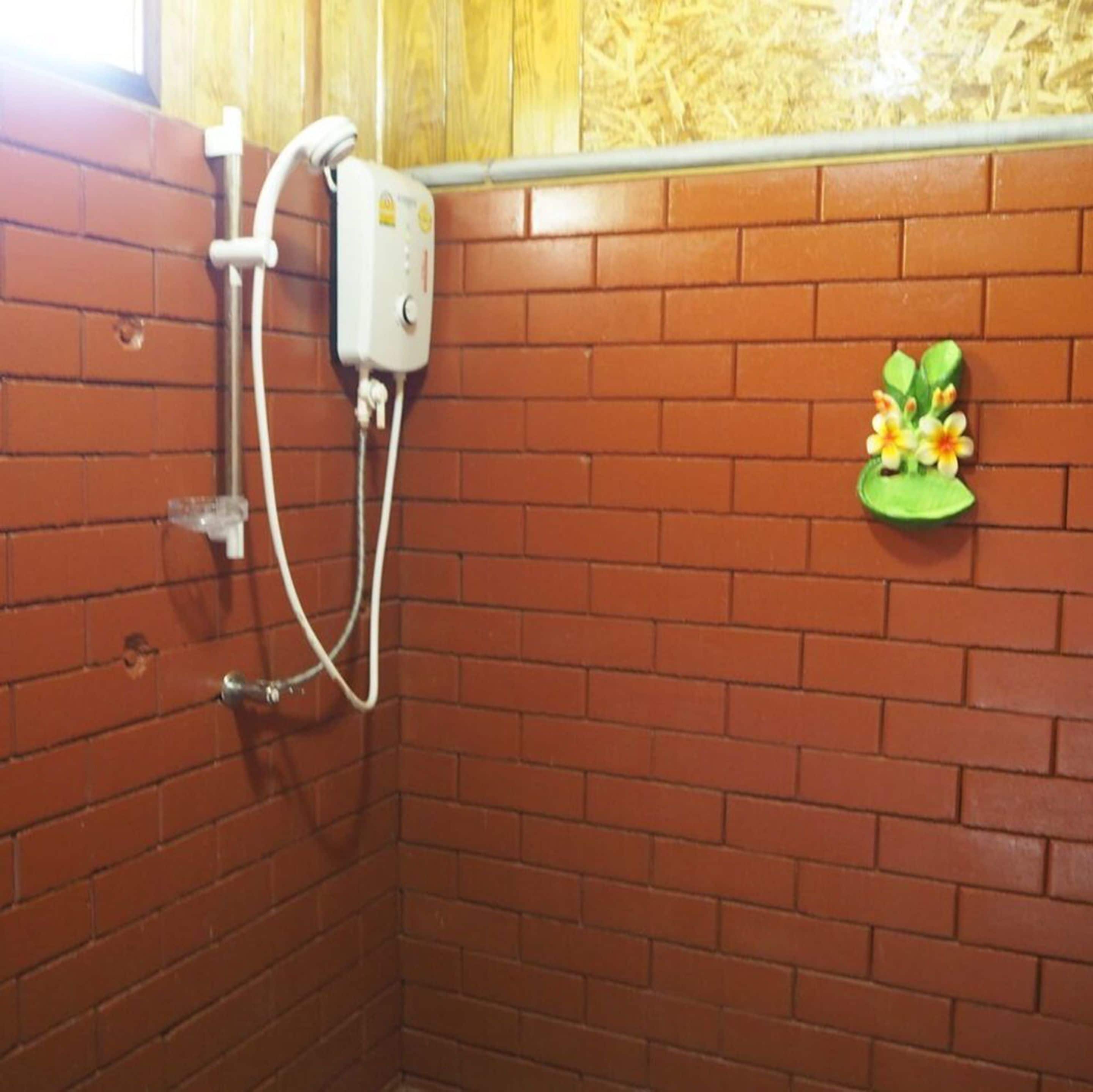 standard room with garden view | bathroom | shower, free toiletries, hair dryer, bidet