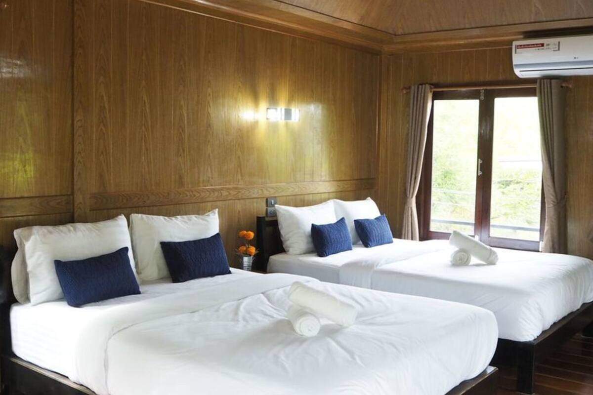 family room with mountain view | 1 bedroom, in-room safe, free wifi