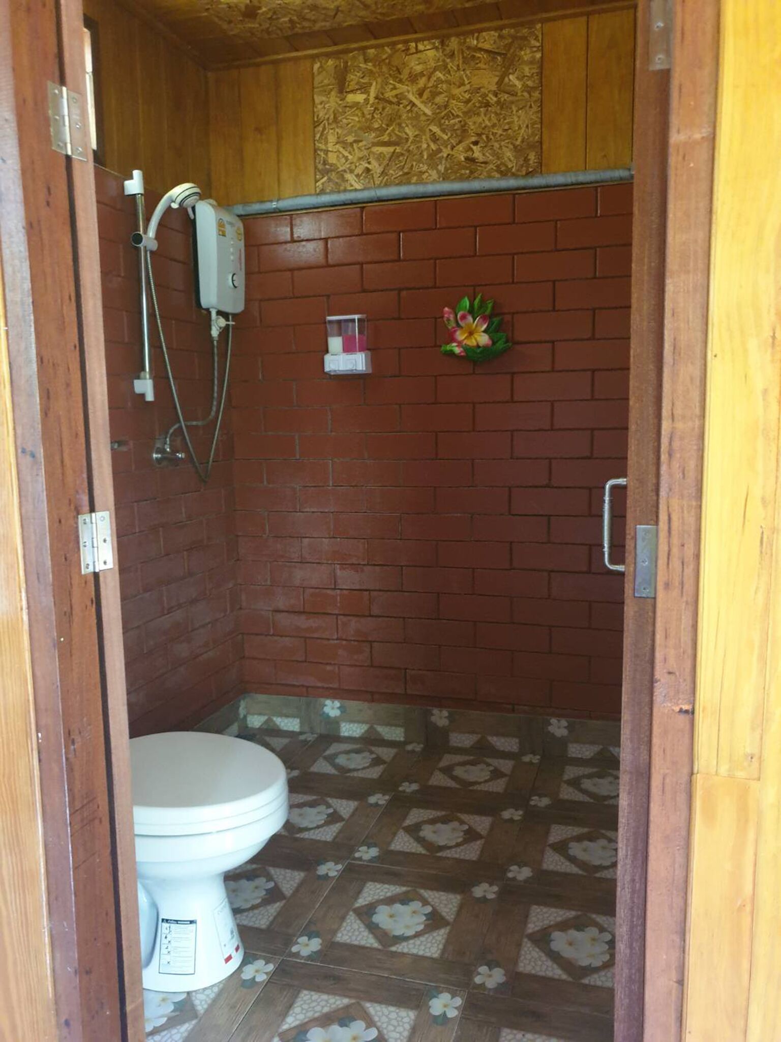 shower, free toiletries, hair dryer, bidet