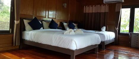 Una habitación de madera con una cama grande, una ventana y un equipo de aire acondicionado.