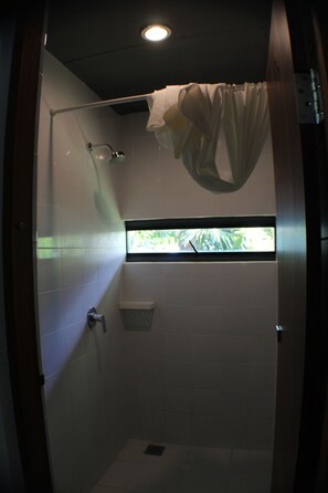 Dusche, kostenlose Toilettenartikel, Haartrockner