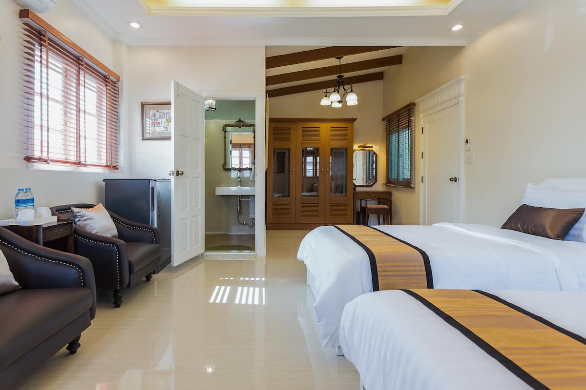 Habitación Deluxe con 2 camas individuales, vista a la ciudad | Caja de seguridad en la habitación y decoración personalizada