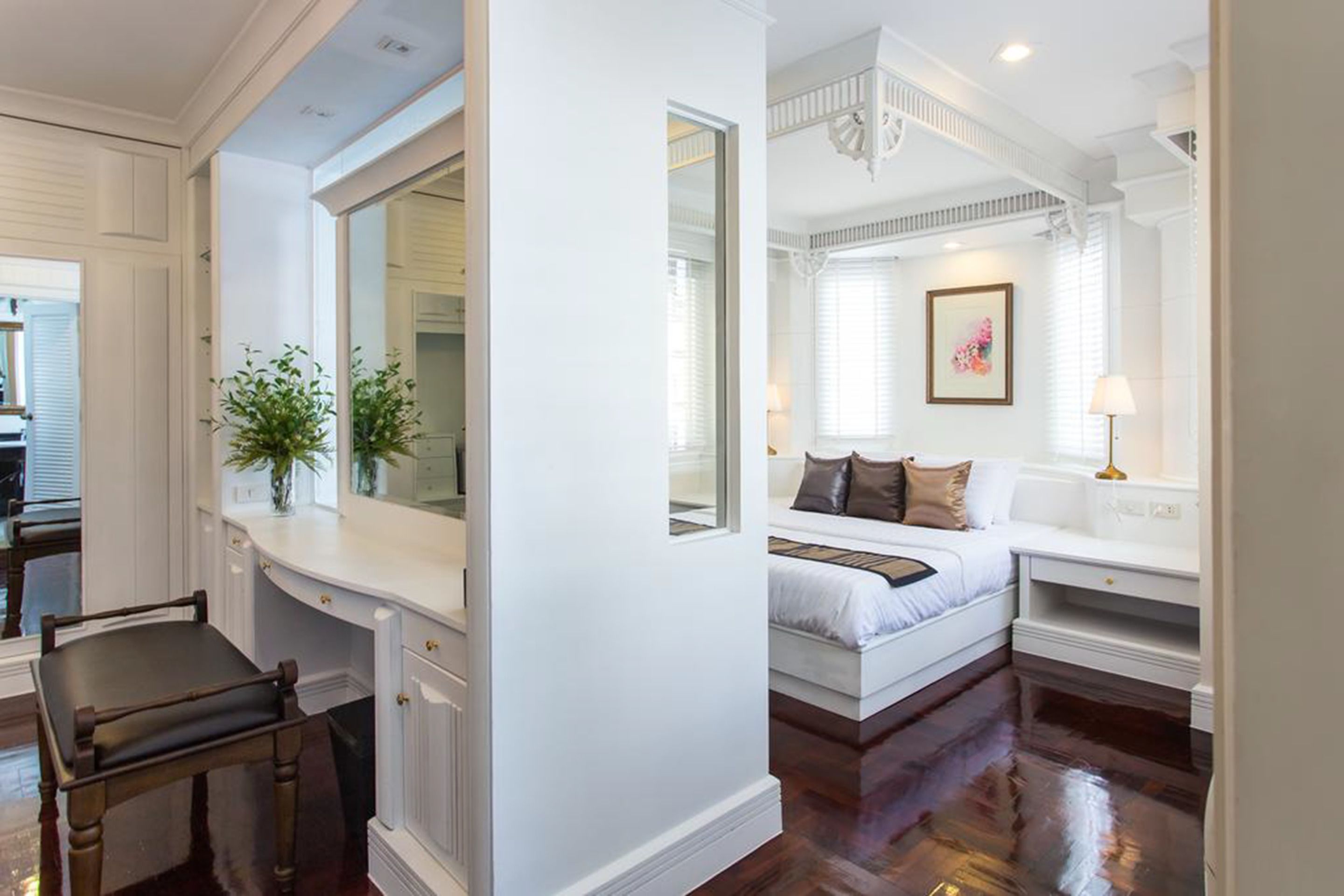 Peti besi dalam bilik, dihias secara berasingan, meja 