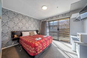 Estudio | Cortinas blackout, tabla de planchar con plancha y wifi gratis 