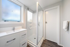 Estudio | Baño | Regadera, secadora de cabello, toallas 