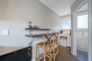 Studio | Khu phòng khách | TV màn hình phẳng 32-inch có truyền hình cáp, TV 