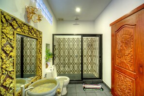 Kostenlose Toilettenartikel, Haartrockner, Hausschuhe