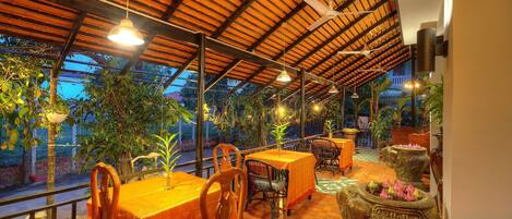 Frühstück, Mittagessen, Abendessen, lokale und internationale Küche