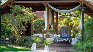 A garden with a pergola, a bench, and a sign that reads "DreamBig". - Brookfield Retreat (Brookfield)