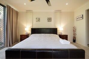 Familie villa, meerdere slaapkamers, privézwembad, uitzicht op binnenplaats | 6 slaapkamers, een strijkplank/strijkijzer, gratis wifi, beddengoed