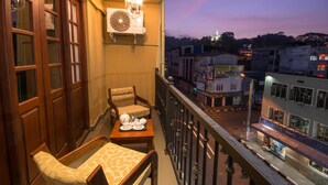 Deluxe Double with Balcony | Balcony - Ceyloni City Hotel (Kandy)