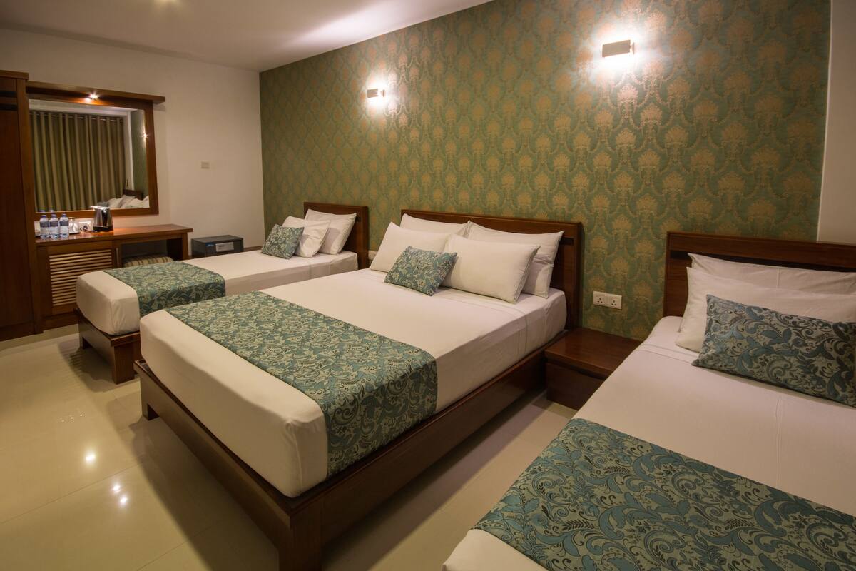Deluxe Room | 1 bedroom, in-room safe, desk, iron/ironing board