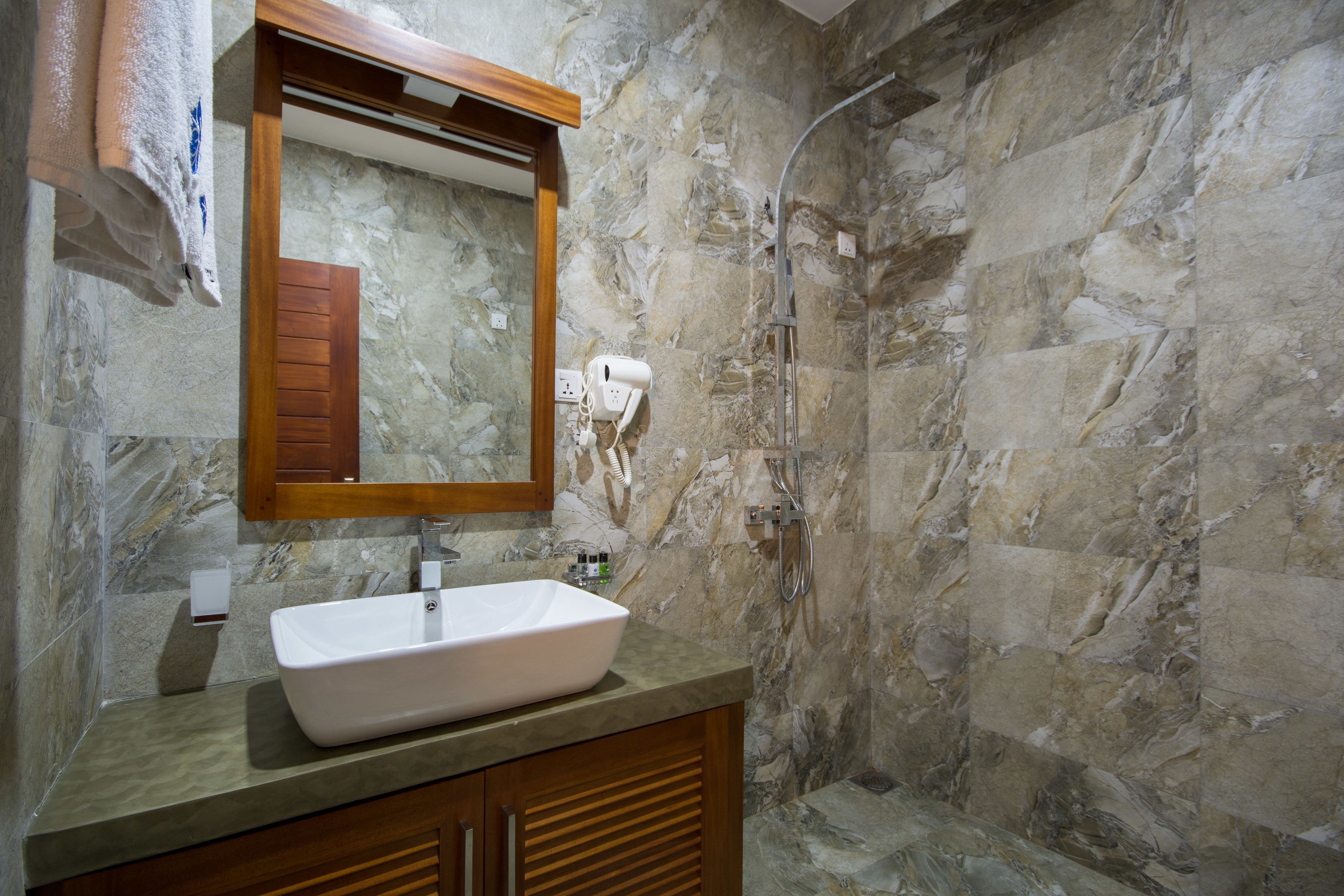 Deluxe Double without Balcony | Kylpyhuone | Suihku, ilmaiset hygieniatuotteet, bidee, pyyhkeet