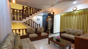 Lobby sitting area - Ceyloni City Hotel (Kandy)