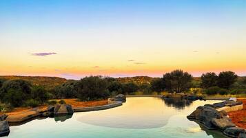 Hồ bơi ngoài trời phục vụ theo mùa