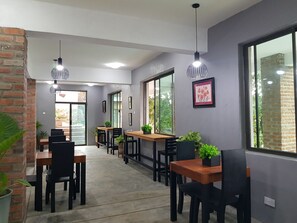 2 restaurants, breakfast, lunch, dinner served; local cuisine - Chinyonga Guesthouse (Blantyre)