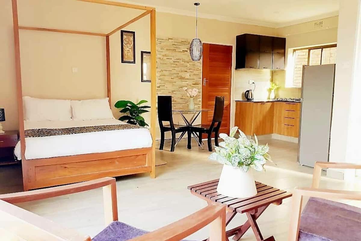 Deluxe-studiosviitti, näköala uima-altaalle | Työpöytä, kannettavalle tietokoneelle sopiva työtila, äänieristys