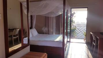 Skrivebord, skrivebord for bærbar PC, lydisolert og strykejern/-brett