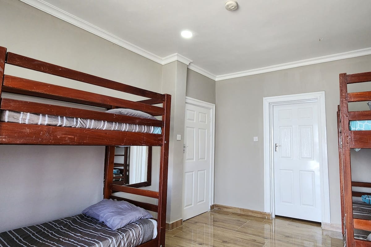 Työpöytä, kannettavalle tietokoneelle sopiva työtila, äänieristys