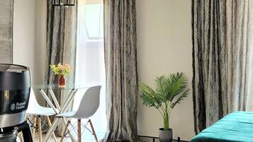 Chambre Standard, coin cuisine, vue cour intérieure | Vue de la chambre