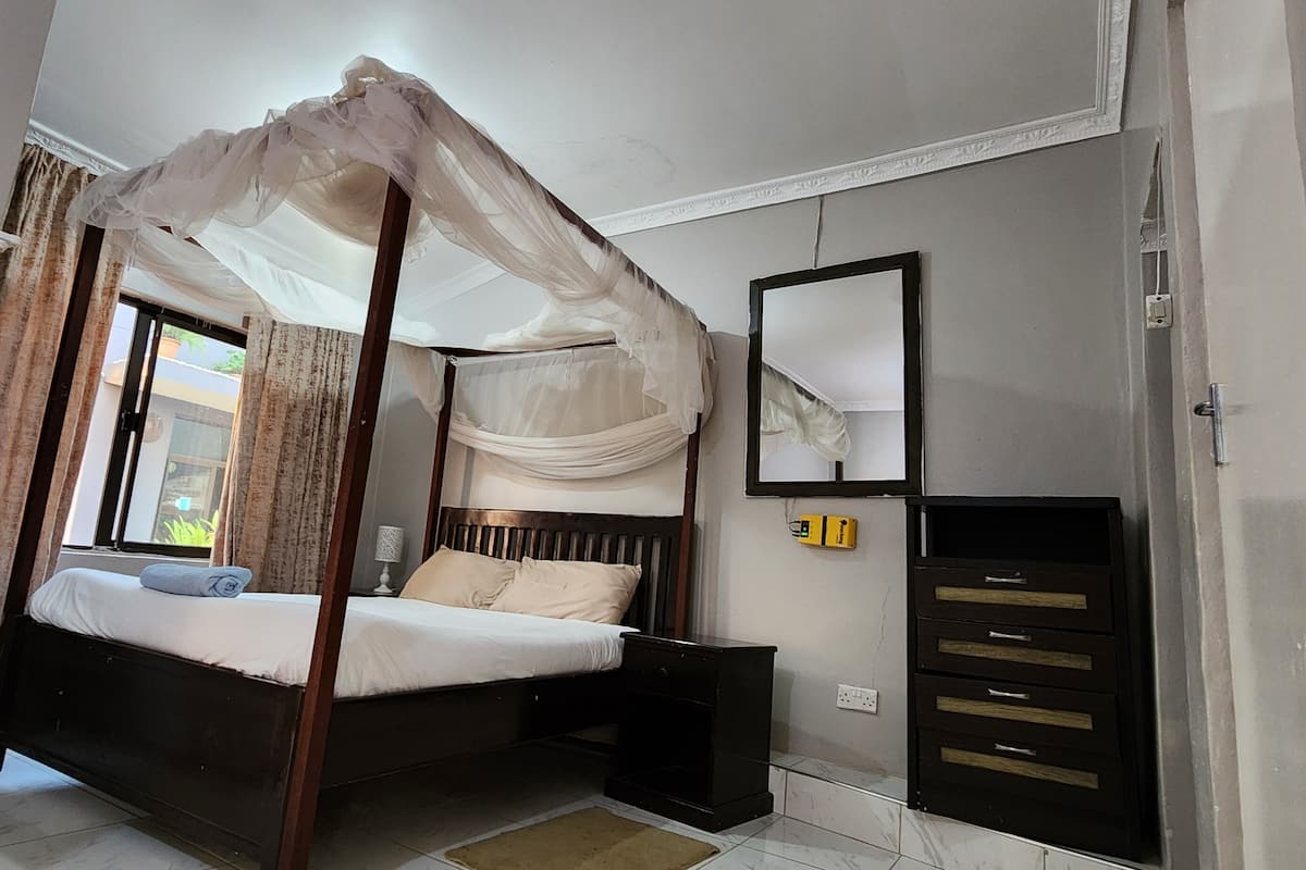 デスク、ノートパソコン用作業スペース、防音設備、アイロン / アイロン台