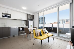 Apartment, 1 Bedroom (1 Queen Bed) | Private kitchen