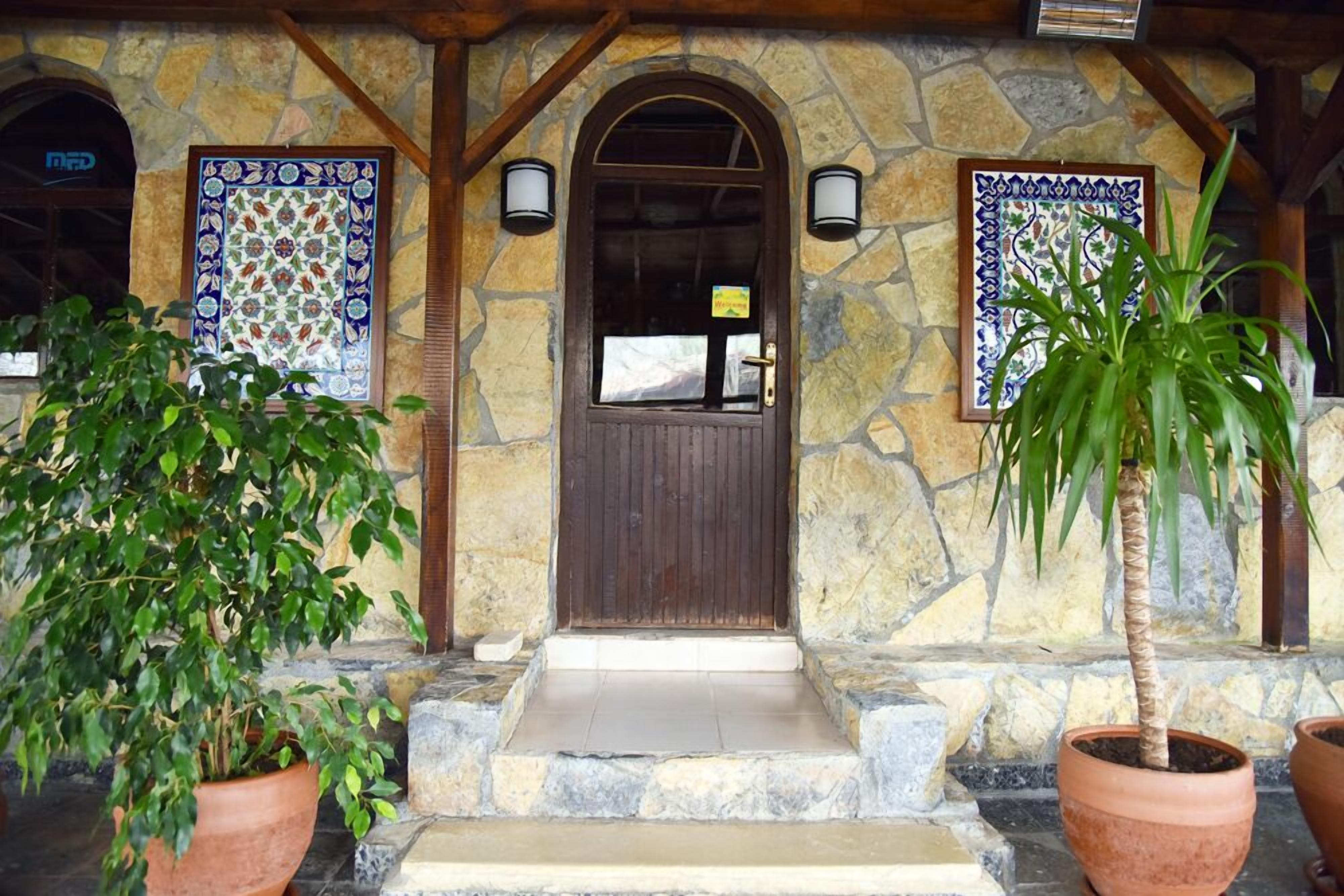 breakfast, lunch and dinner served