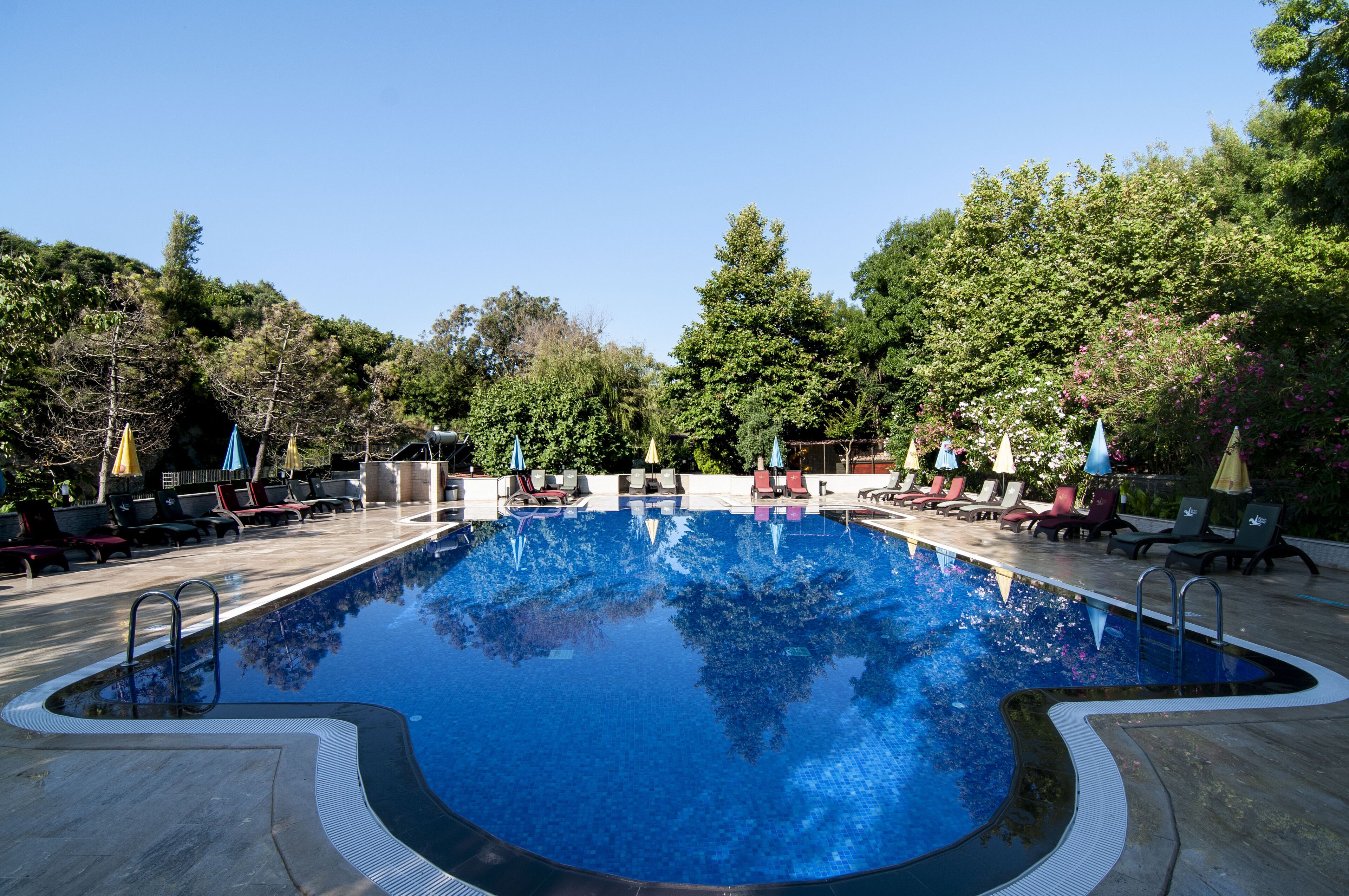 Utendørsbasseng og solsenger