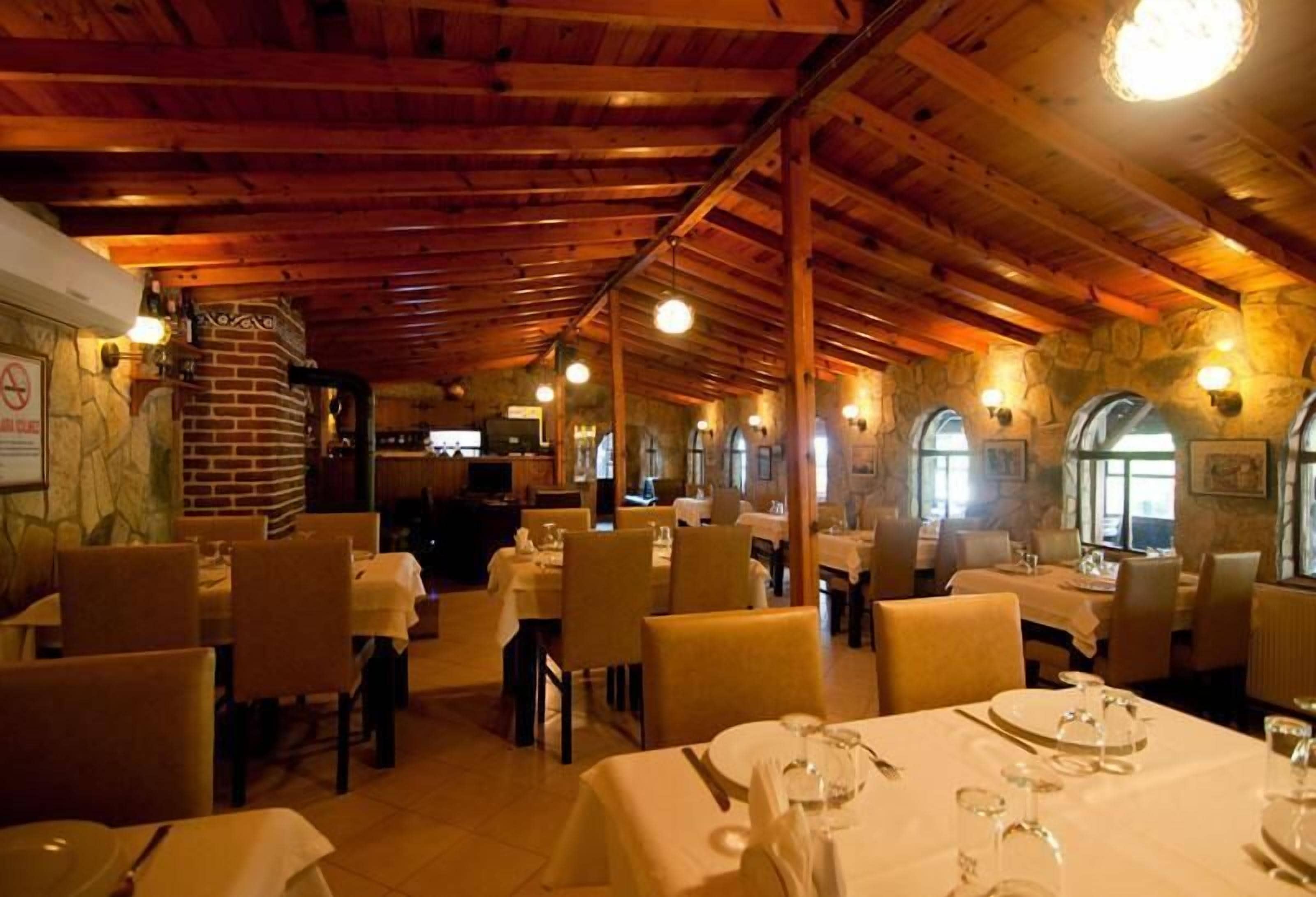 breakfast, lunch and dinner served