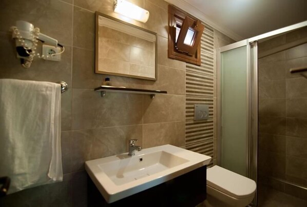 A bathroom with a sink, toilet, and shower. - Fener Motel (Sile)