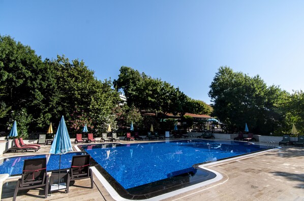 Outdoor pool, pool loungers