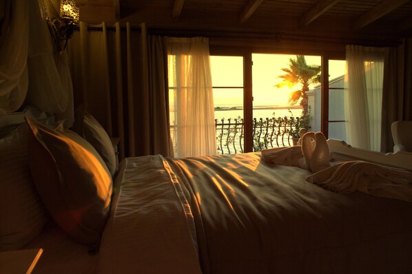 Quarto casal luxo, sacada, vista para o mar | Roupas de cama premium, frigobar, cofres nos quartos