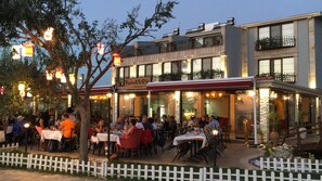 Serviço de almoço e jantar; frutos do mar, vistas para a praia 