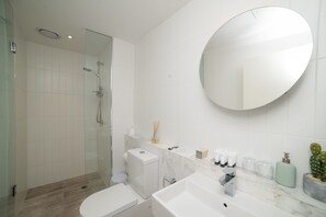 Apartamento, 2 quartos (1 Bathroom) | Banheiro | Chuveiro, produtos de toalete grátis, secador de cabelo 