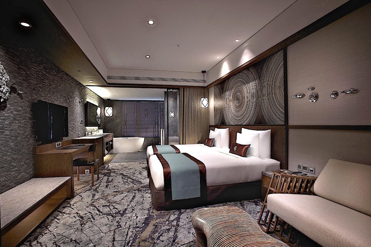 Free minibar, in-room safe, desk, blackout curtains