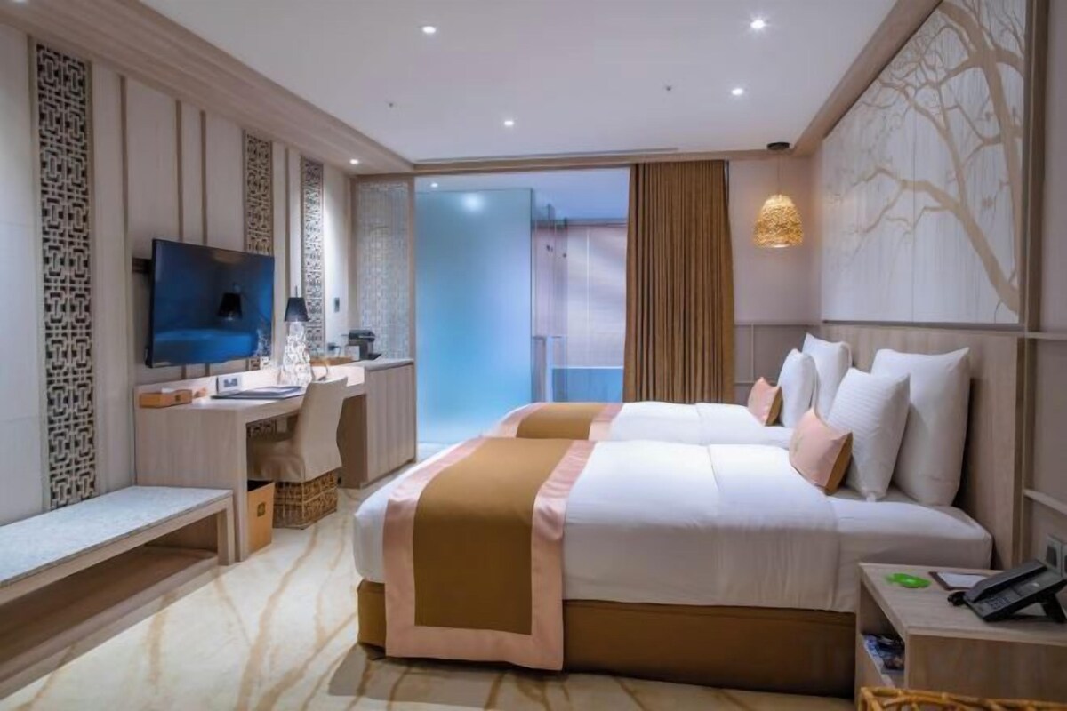 Minibar con artículos gratuitos y caja de seguridad en la habitación 