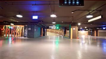 Ein großzügiger Innenparkbereich mit deutlicher Beschilderung, einem Feuerlöscher und einem sichtbaren Ausgang.