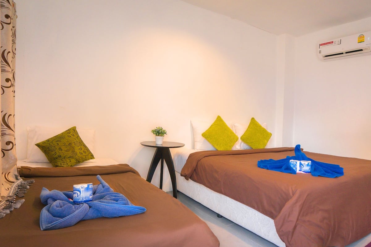Superior Triple Room | Desk, free WiFi, bed sheets