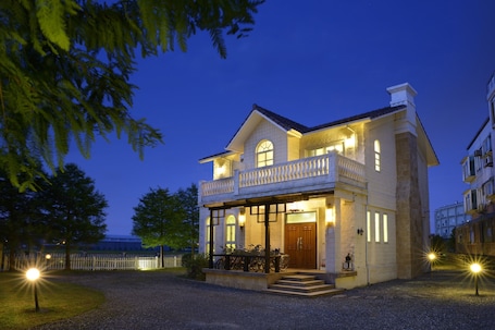 Fachada de la propiedad por la tarde o noche