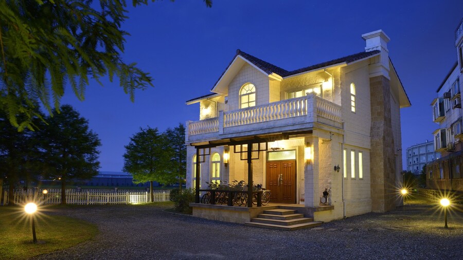 Dancing Butterfly Slide Family Inn