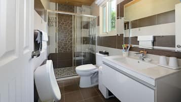 Comfort Double Room, 1 King Bed | Bathroom | Free toiletries, hair dryer, slippers, towels