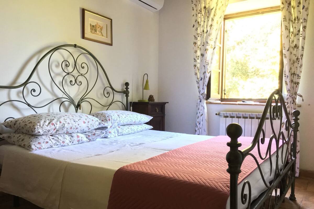 Premium bedding, desk