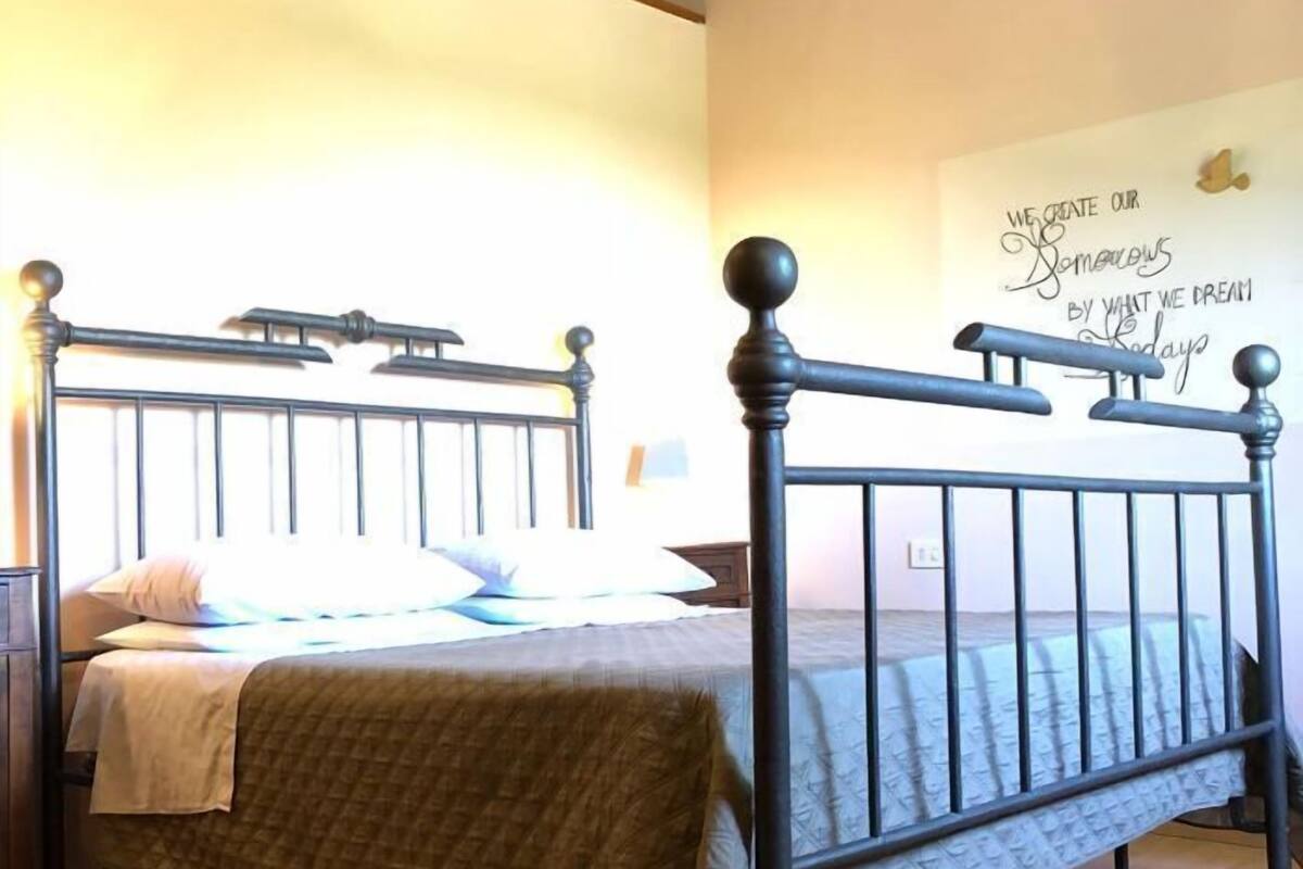 Premium bedding, desk