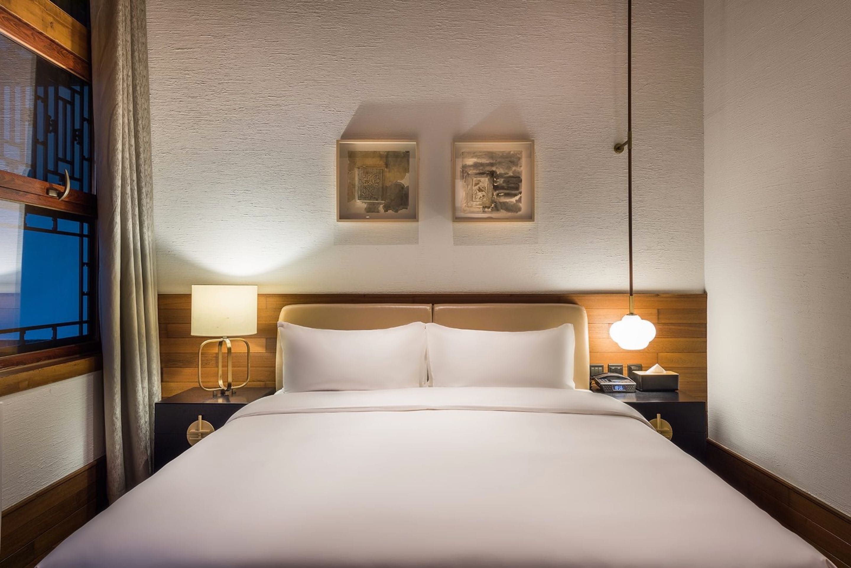 deluxe double room | living room | tv